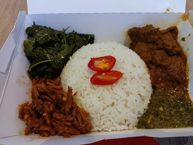 Nasi Padang dengan rendang