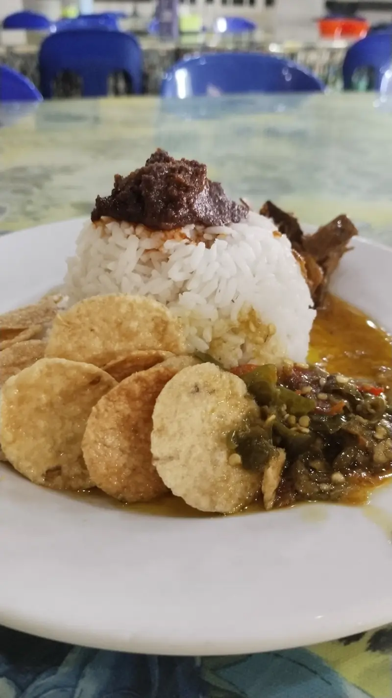 Nasi Padang dengan kerupuk