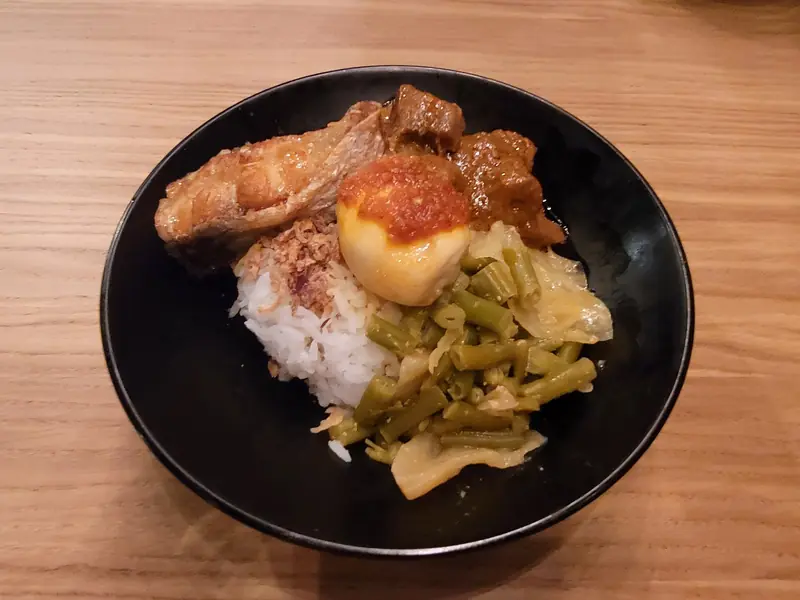 Nasi Padang dengan lauk